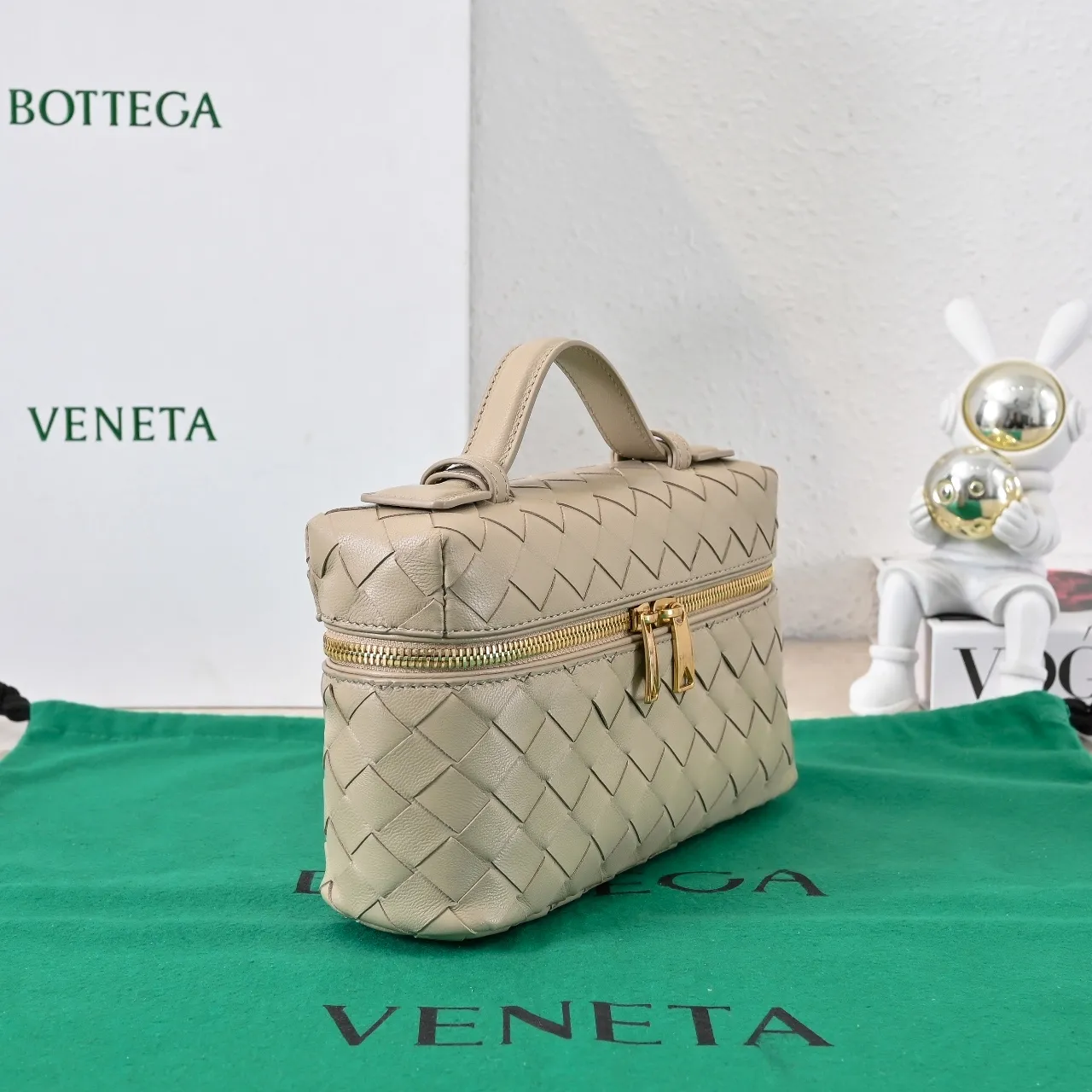 Batch 1360 Bottega Veneta 24 spring and summer woven zipper crossbody bag. A crossbody bag that can be used as a cosmetic bag. The exquisite weaving and compact body are an indispensable accessory for the upcoming summer. The double zipper also better protects the bag. It has a large capacity. If you like it, don’t miss it. Style number: 9109 Size: 22*12.5*5cm